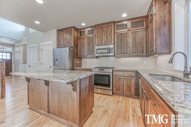 Building Photo - Stylish Beaverton Home with Built-ins, Open Layout & Private Backyard