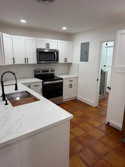 Building Photo - 850 SW 12th Ct