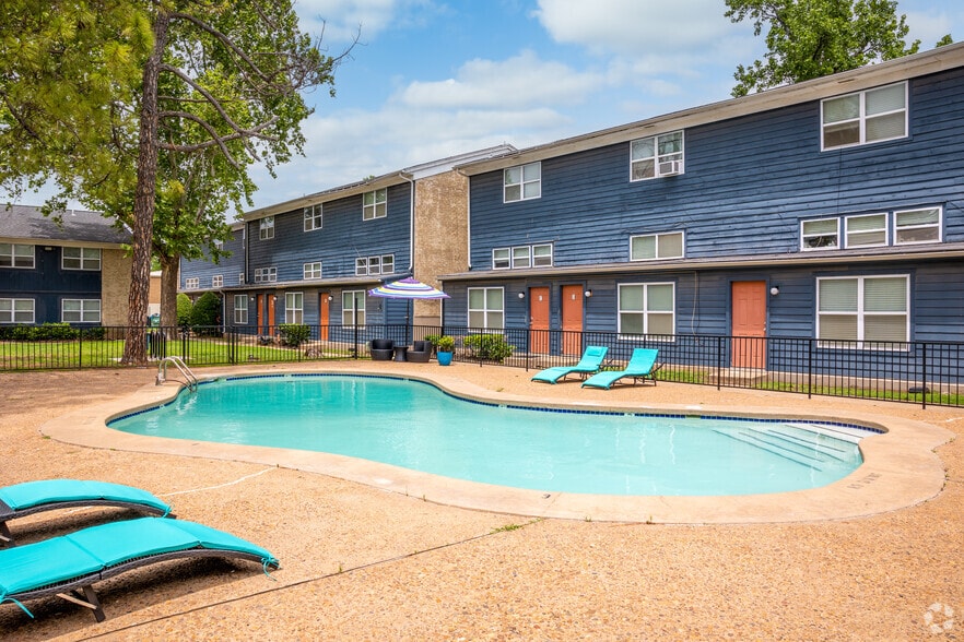 2nd pool - Charleston Apartments