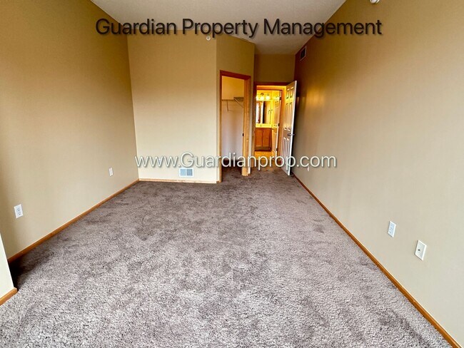 Building Photo - St Louis Park Town Home, Updated Kitchen, 2 Car Heated Garage, Walk Out Patio, Fireplace, W/D.