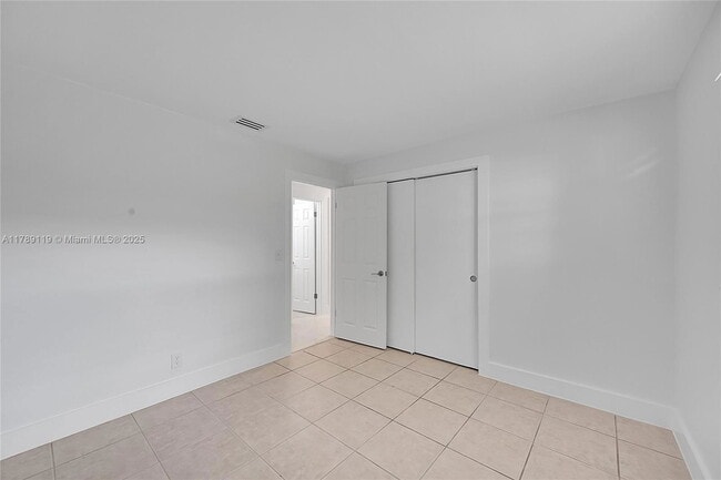 Building Photo - 810 SW 12th Ct