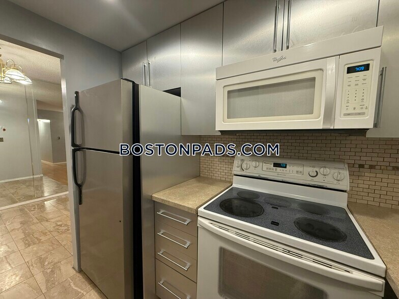 Building Photo - 50 Broadlawn Park