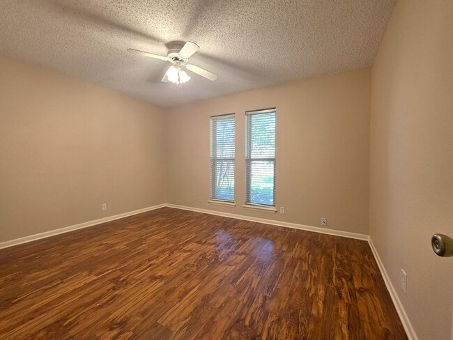 Building Photo - 1404 Woodbridge Dr