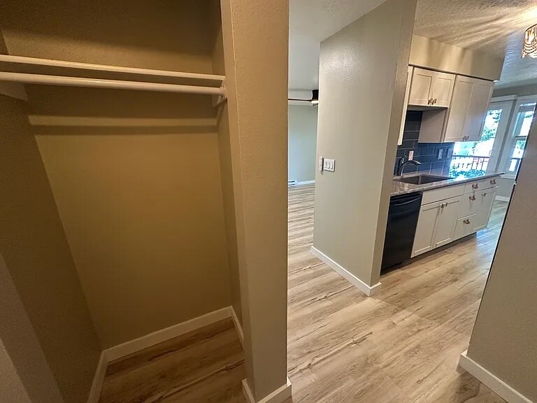 Entryway/Foyer - 8504 SW Mohawk St