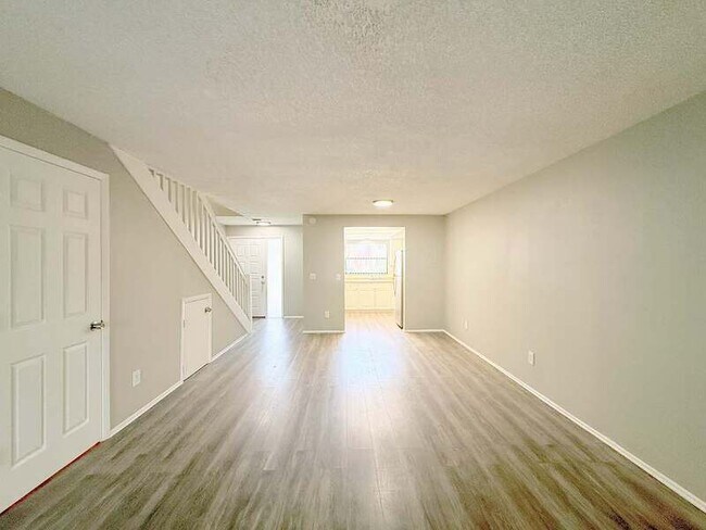 Building Photo - 2820 S Pines Dr