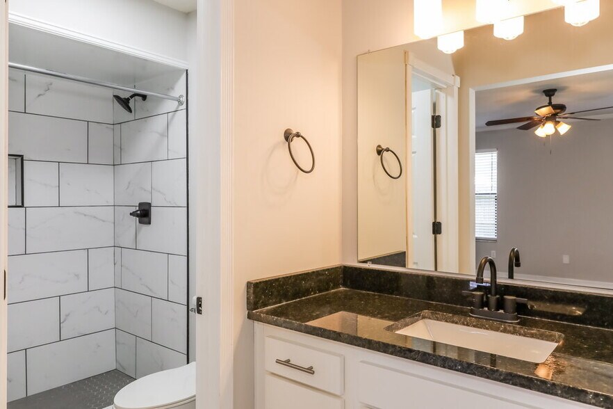 Building Photo - 818 Elmwood St