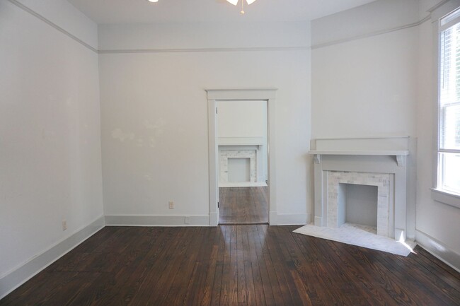 Building Photo - 4 BED | 2 BATH | DOWNSTAIRS APARTMENT IN T...