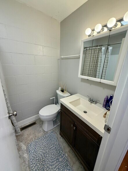 Building Photo - 2 Charles St