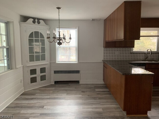 Building Photo - 3 Meadow Dr