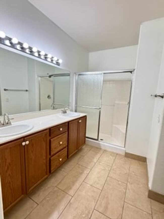 Building Photo - Super cute 3/2 Townhouse Near Durango & 95