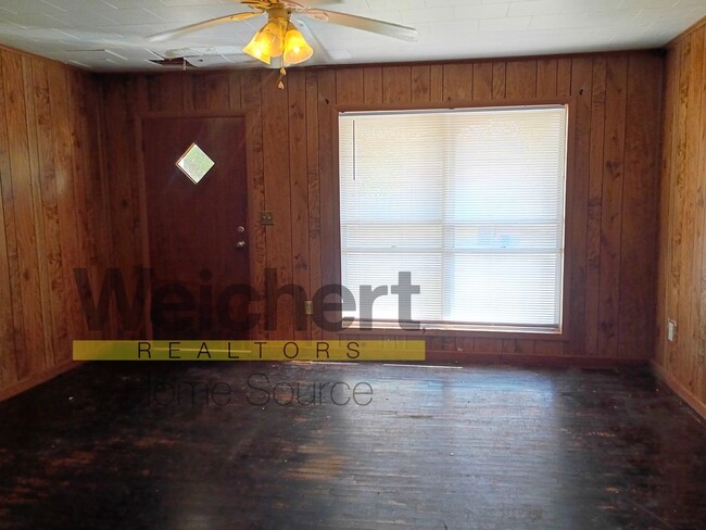 Building Photo - 3-Bed Home with Great Garage/Shop & Conven...