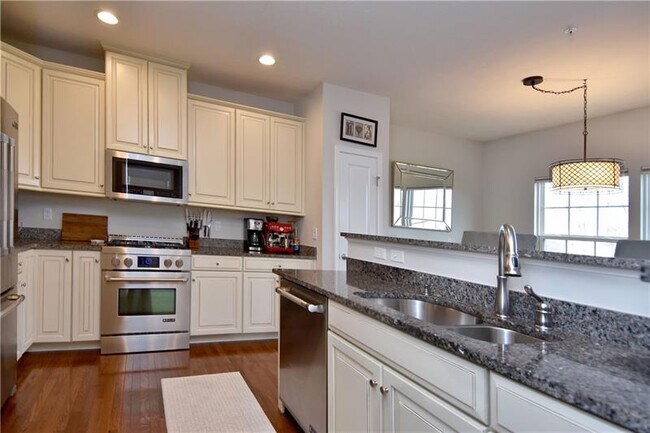 Building Photo - 616 Edison Dr
