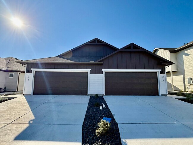 Building Photo - Want luxury living in the Far West ...Look no further...Amanda Park is it!