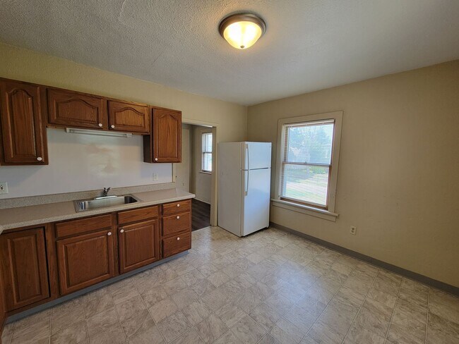 Building Photo - 604 W Seerley Blvd
