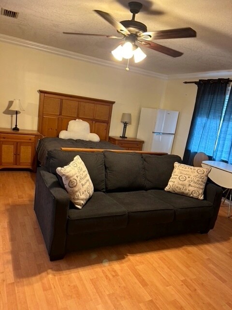 couch - 600 NW 7th Ave