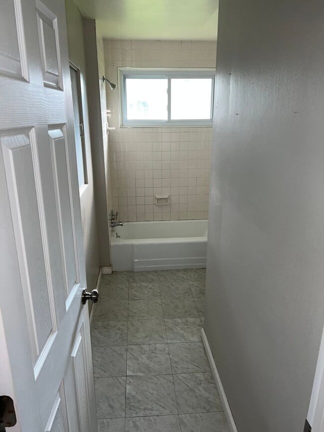 Building Photo - 3 Bed / 1 Bath Single-Family Home – Richland School District