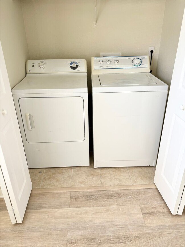 Building Photo - Modern comfort in Prime Orlando location –...