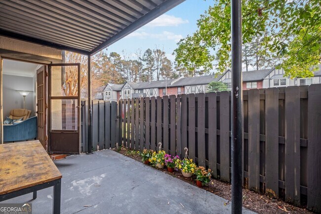 Building Photo - 6851 Roswell Rd