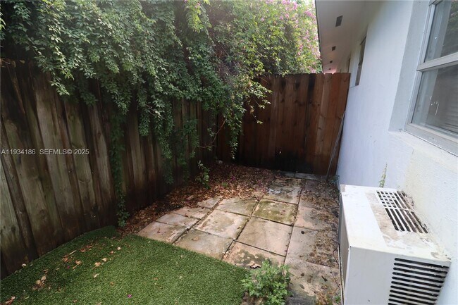 Building Photo - 915 NE 16th Terrace