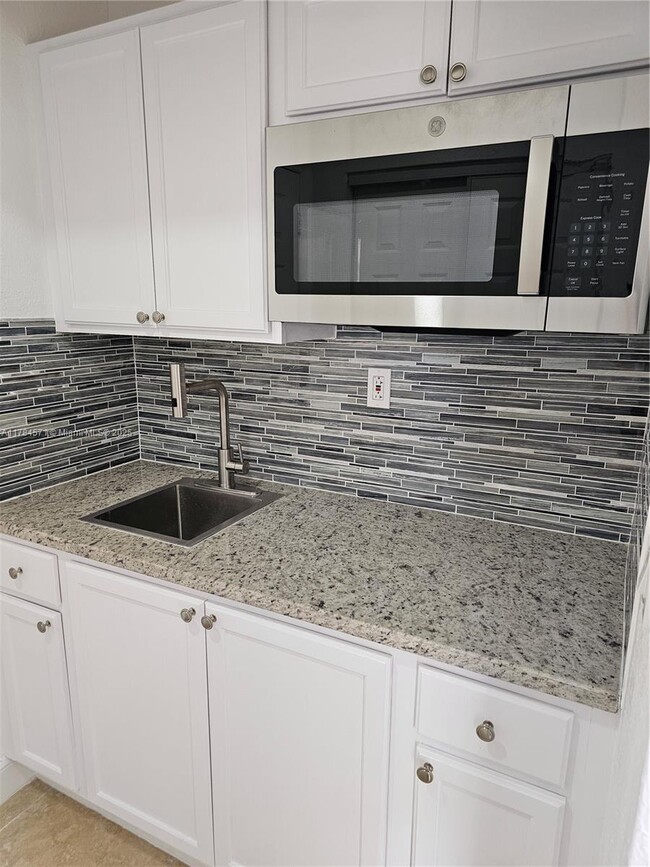 Building Photo - 2631 Gulfstream Dr