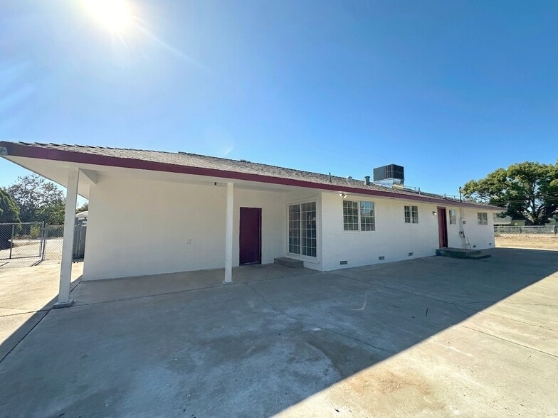 Building Photo - 15050 Cottage Ave