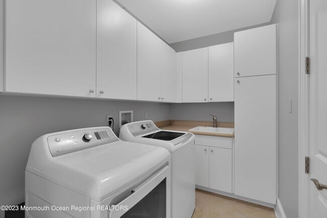 Building Photo - 1132 Oval Rd