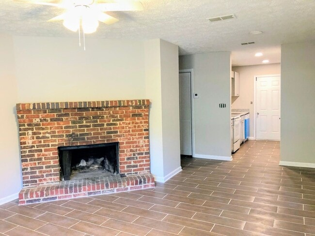 Building Photo - 2 bedroom 1 bathroom Duplex | Landscaping Included