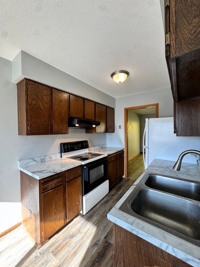 Building Photo - Charming 2 Bedroom Townhome in Cottage Gro...