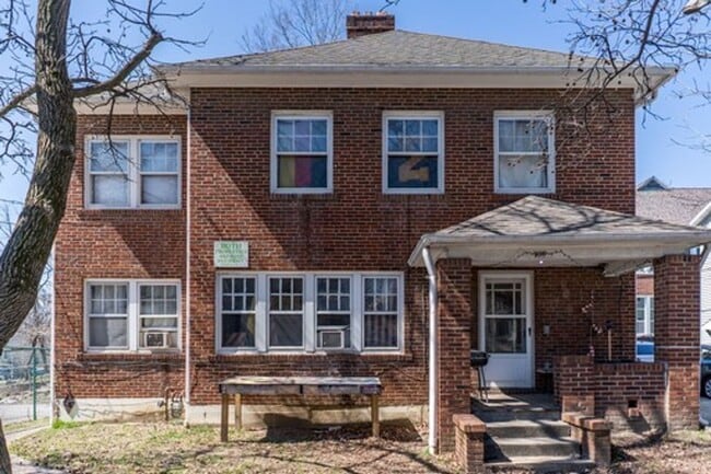 Primary Photo - 205 S College Ave