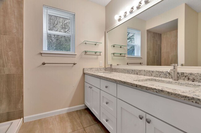 Building Photo - Beatifully Updated East Fay Home! Must See!