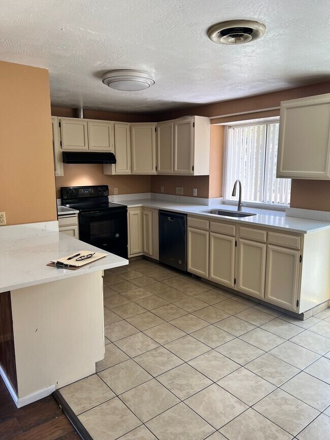 Building Photo - 3 Bed, 2 bath house located in Eugene