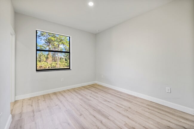 Building Photo - 751 Clancy St E