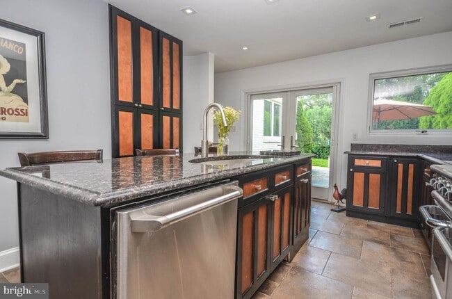 Building Photo - 3313 W Coquelin Terrace