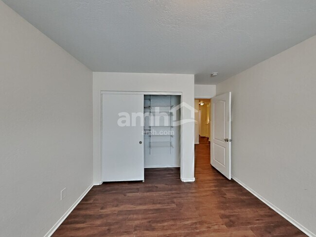 Building Photo - 10123 E Isleta Ave