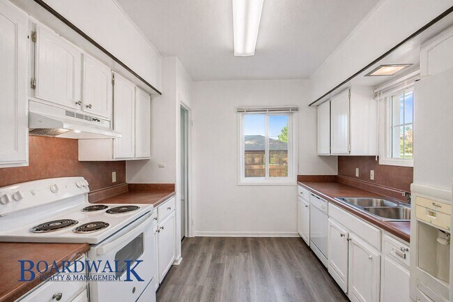 Building Photo - 105 300 E