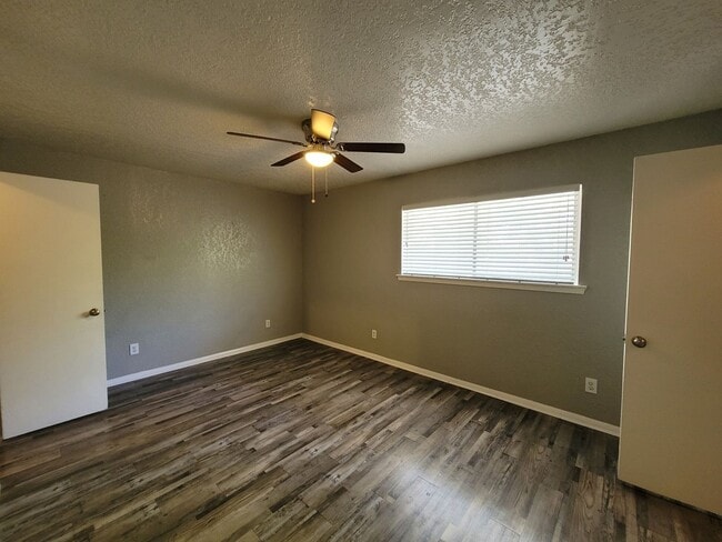 Building Photo - Fantastic price for this upstairs 1 bedroom apartment in Balcones Heights