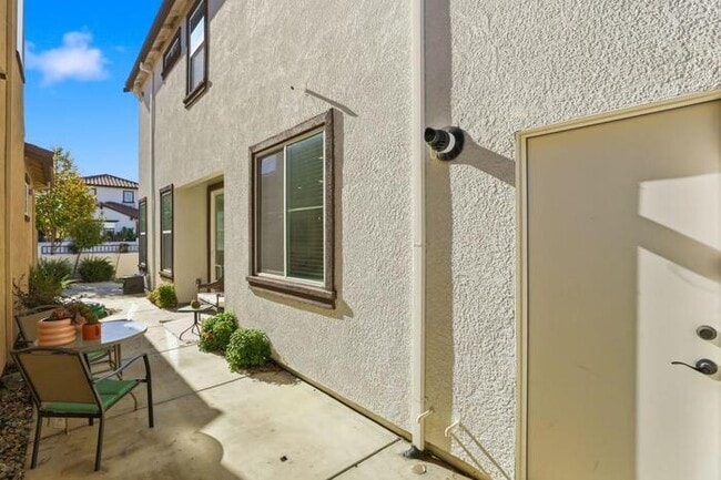 Building Photo - Beautiful 3 Bedroom, 2.5 Bathroom For Rent in West Roseville!