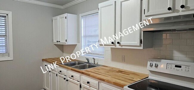 Building Photo - 2310 N Chamberlain Ave