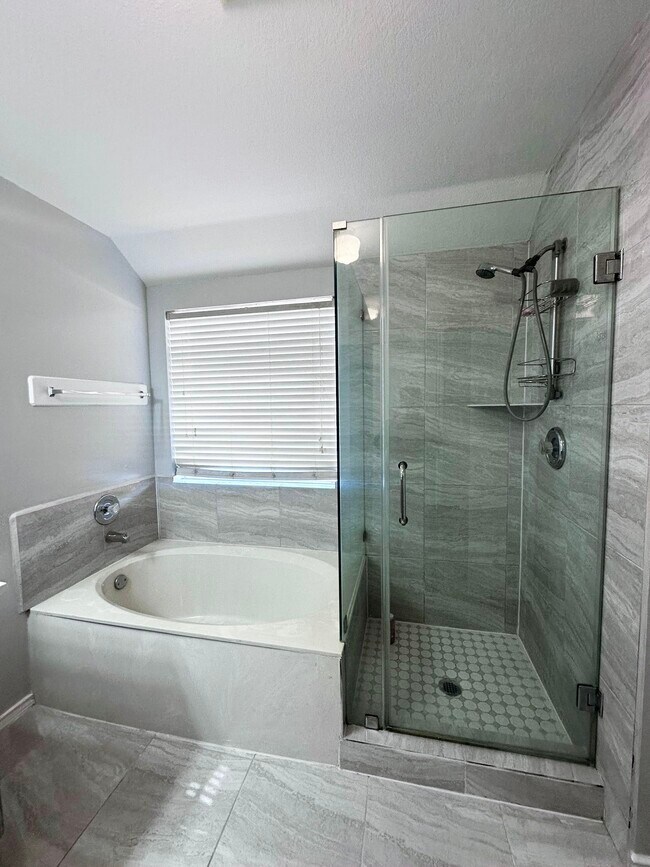 Building Photo - 15522 Baxter Ave