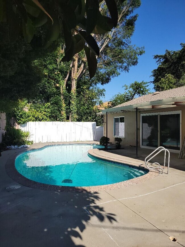 Building Photo - Charming 1950's Home in Encino, CA