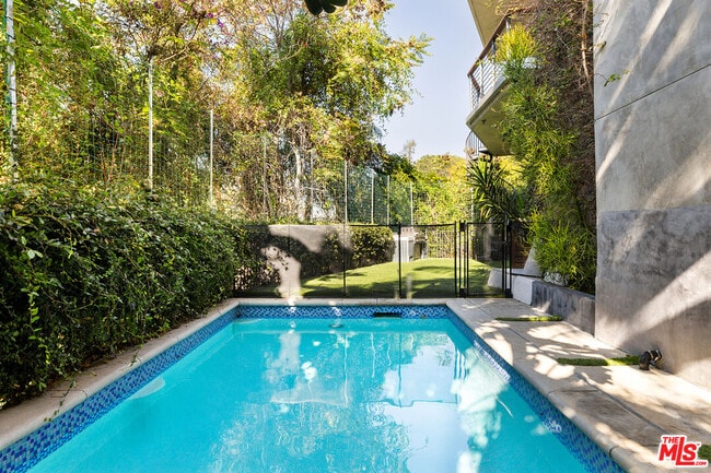 Building Photo - 3255 Fernwood Ave