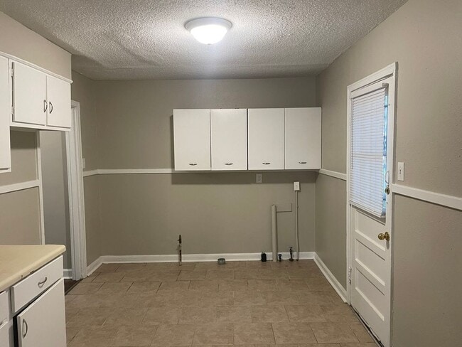 Building Photo - 3 bed, 1.5 bath with large family room and...
