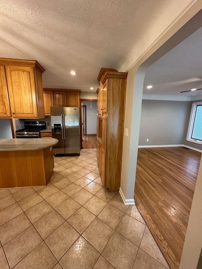 Building Photo - 5990 Edgehill Dr