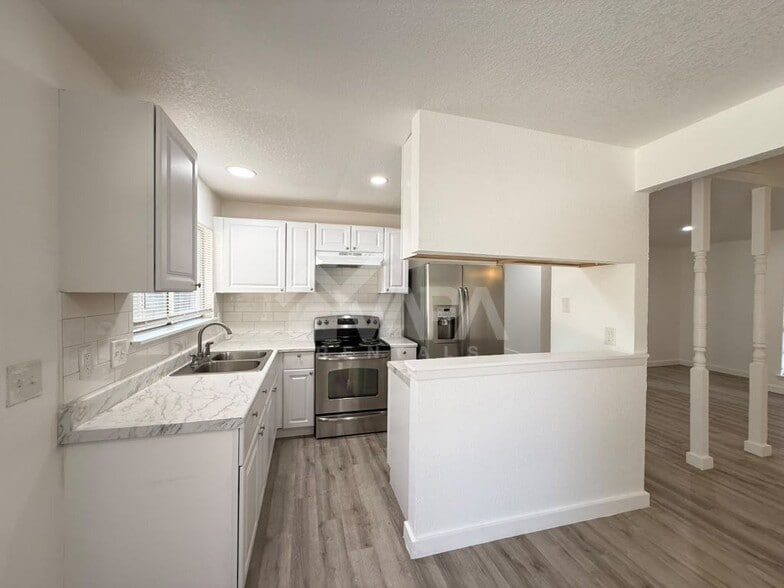 Building Photo - 2706 Lake Briar