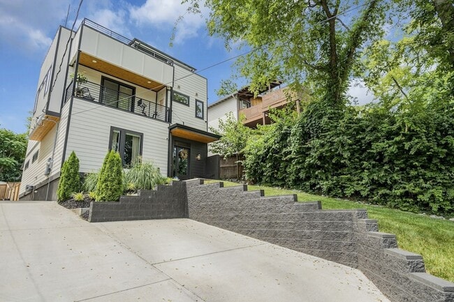 Building Photo - 409 Moore Ave