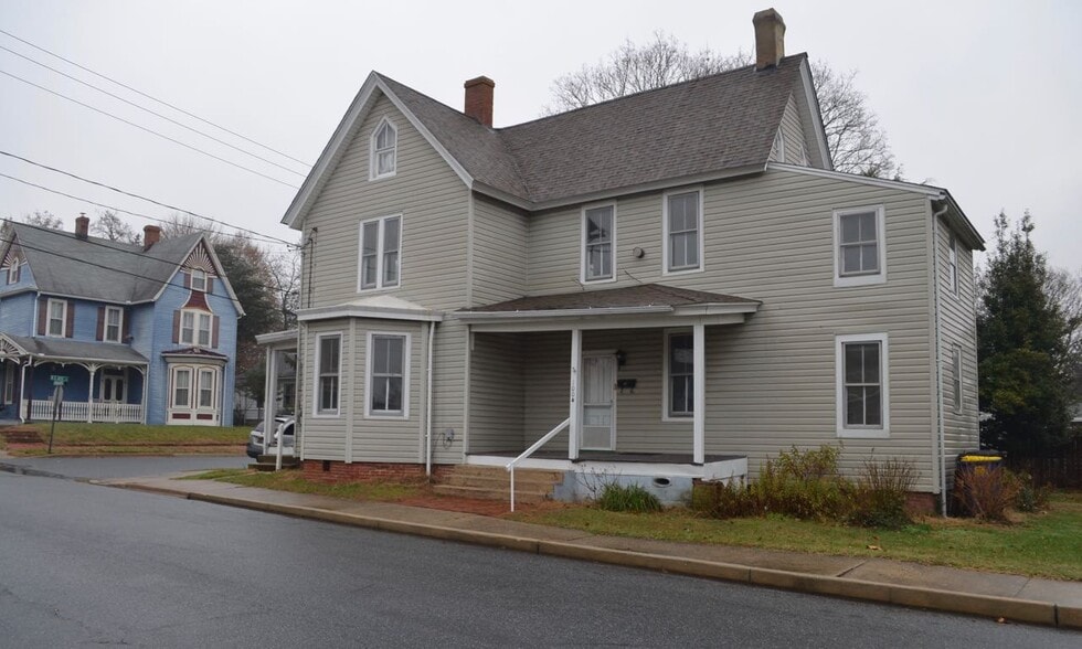 Side view - 100 NE 4th St