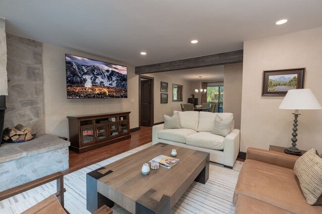 Primary Photo - 1024 E Hopkins Ave