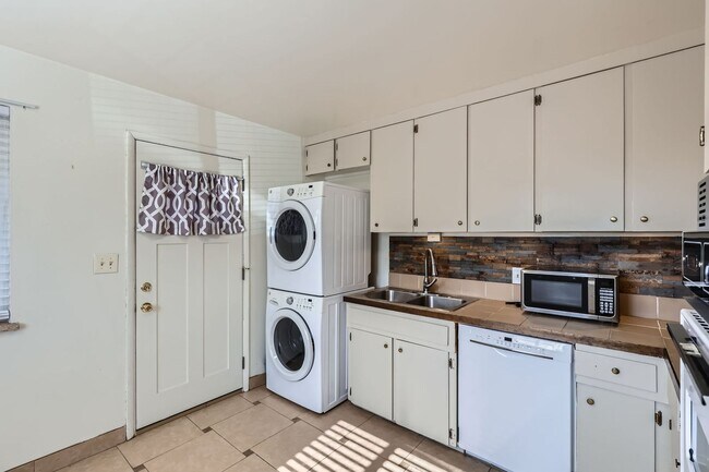 Building Photo - Evolve Real Estate: Charming 2 Beds/1 Bath...