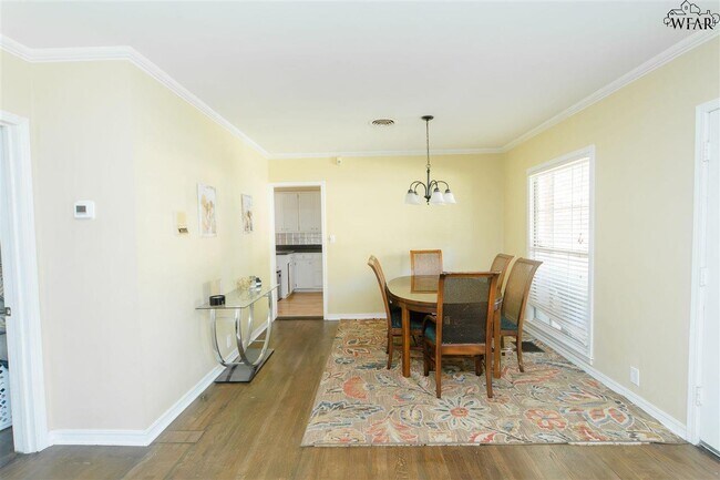 Building Photo - 2415 Ellingham