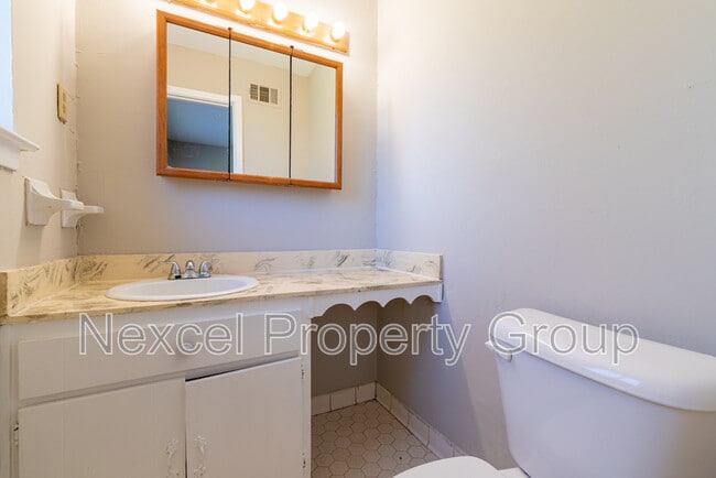 Building Photo - 6560 Greenbriar Dr
